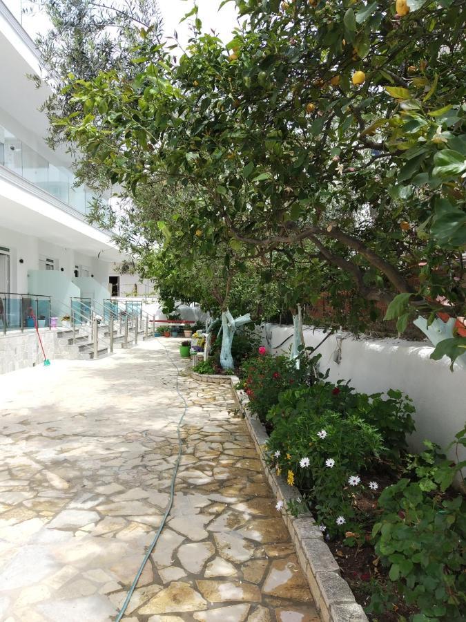 Apartments Margarita Ксамил Екстериор снимка