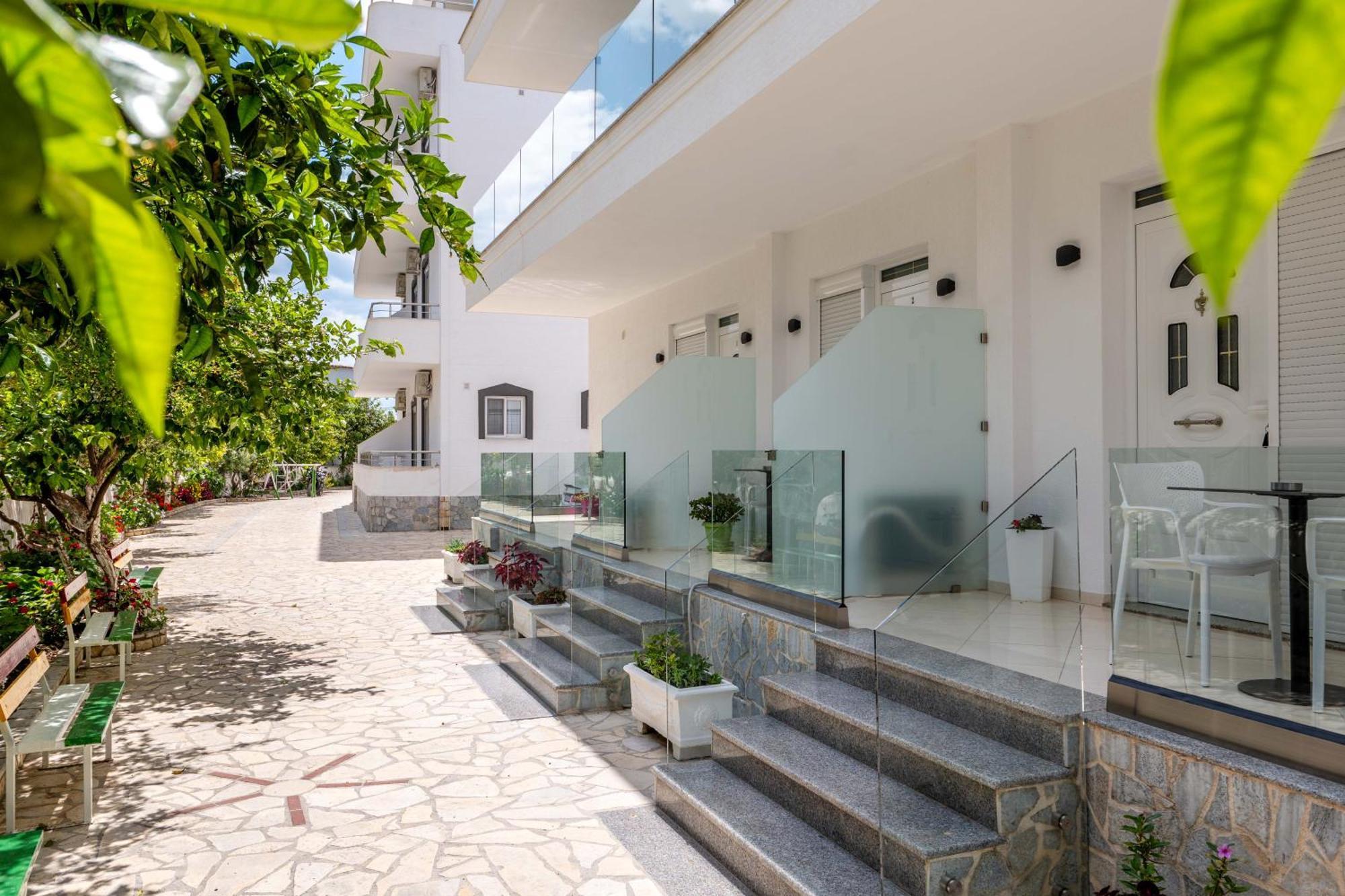 Apartments Margarita Ксамил Екстериор снимка