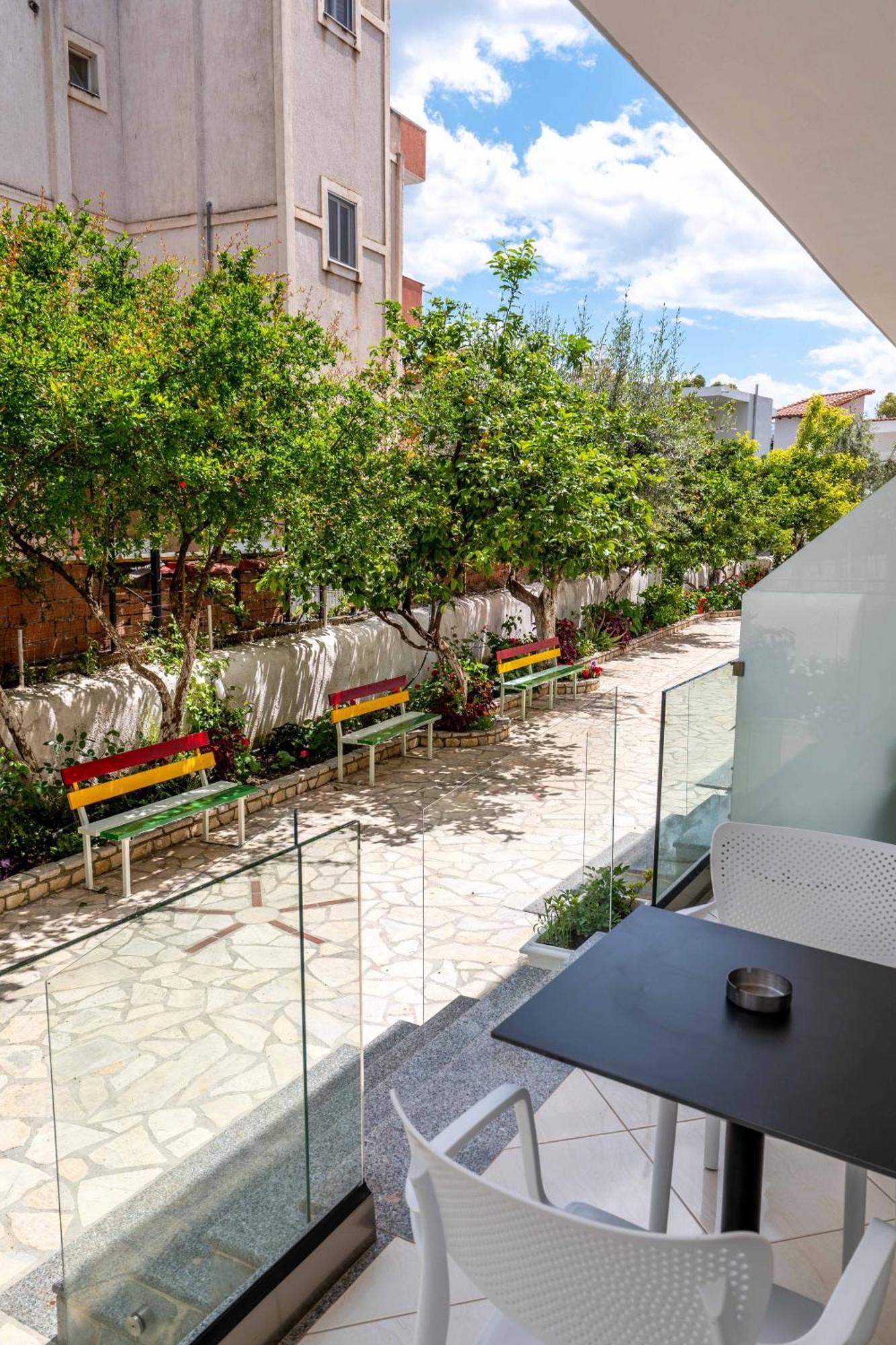Apartments Margarita Ксамил Екстериор снимка