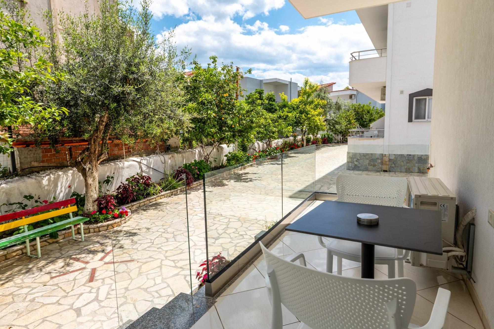Apartments Margarita Ксамил Екстериор снимка